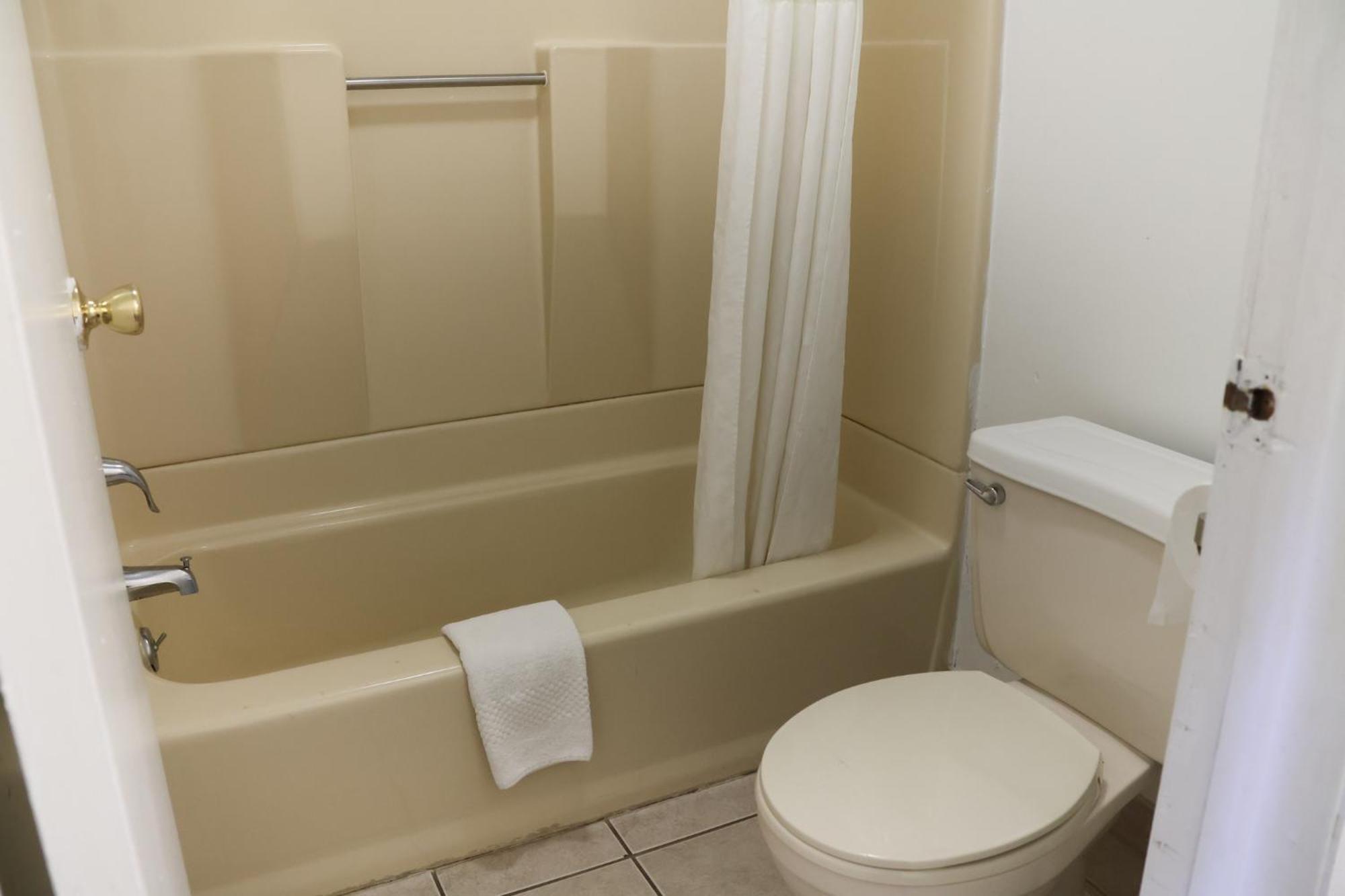 Chippewa Motel Маунт Плезант Екстериор снимка